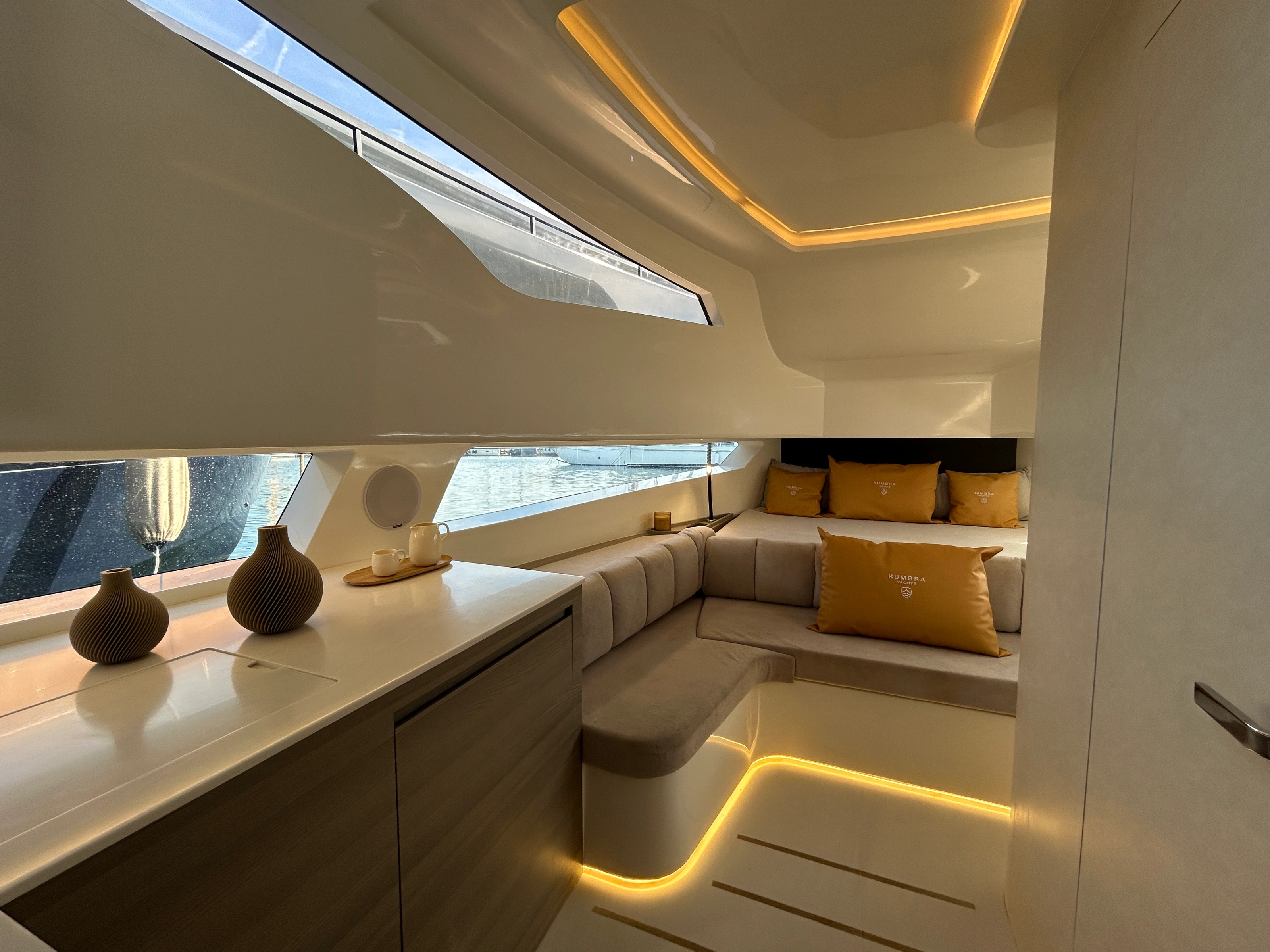 Salón interior de un Kumbra con cojines de la marca