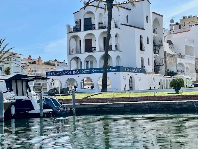 La oficina de Kalma Yachting frente al canal en Empuriabrava