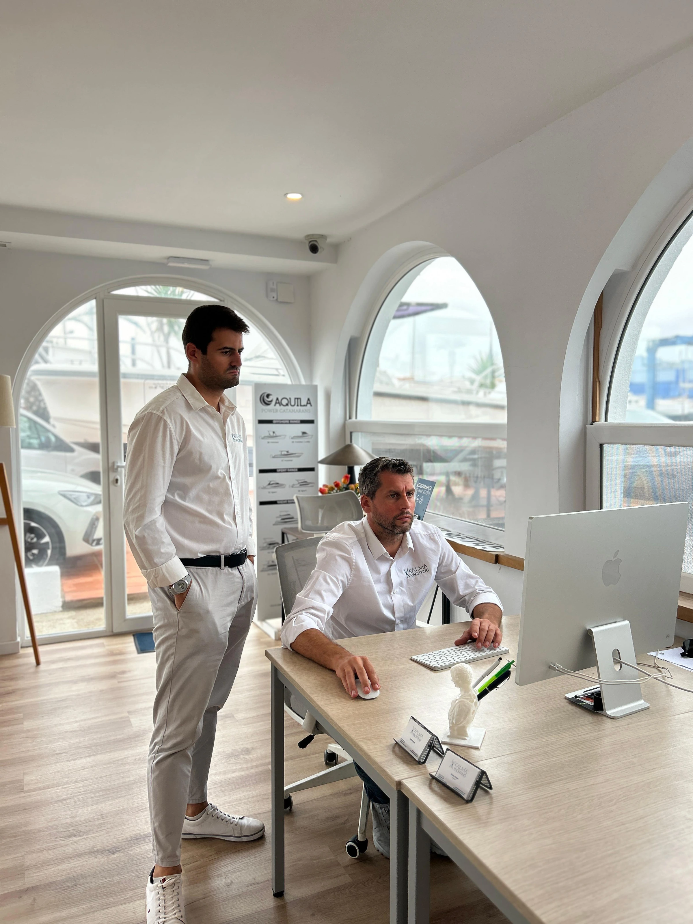 Dos personas del equipo revisando una ficha en la oficina