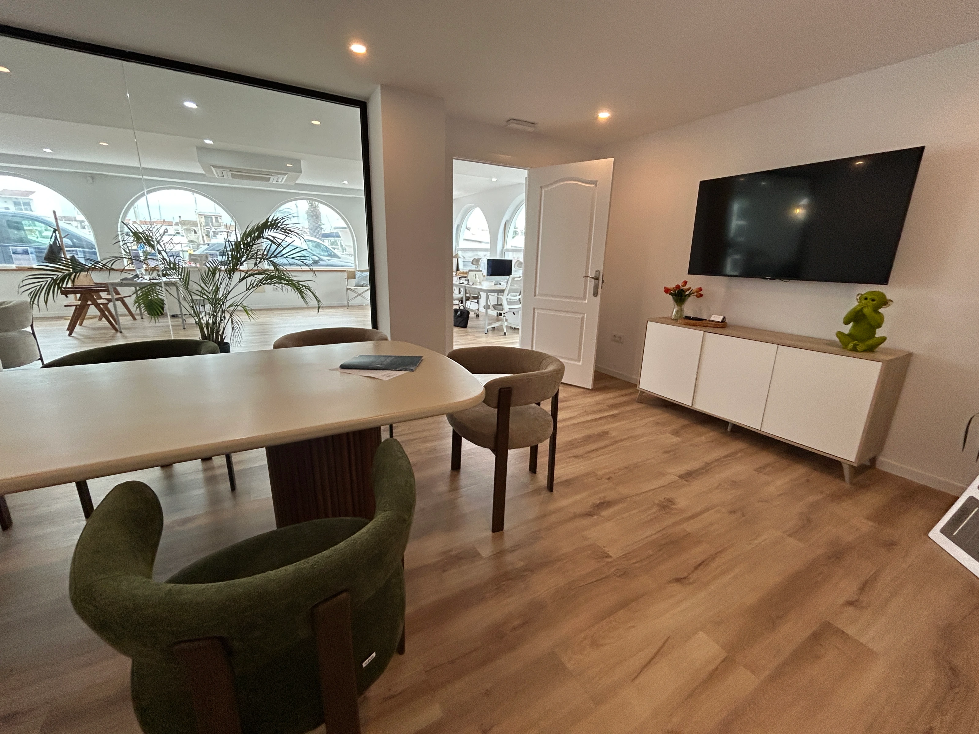 Sala de reuniones de la oficina de Kalma Yachting en Empuriabrava