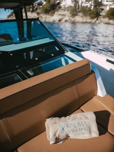 Toalla de Kalma Yachting sobre el asiento de un barco